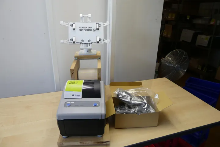 Sato Etiketten-/Bondrucker mit Zubehör und Gorilla Grip Tablet-Halterung